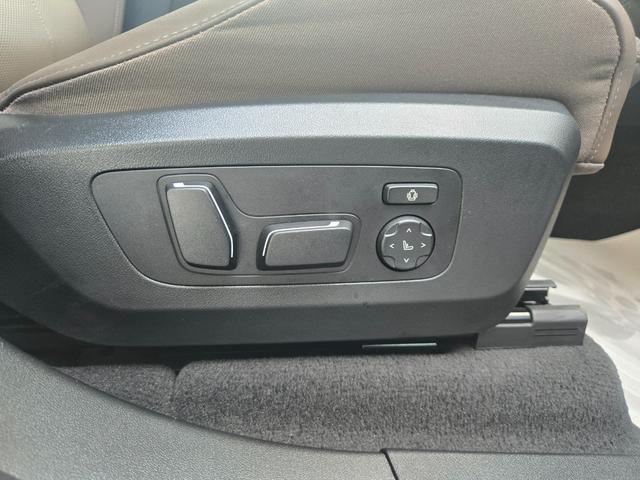 札幌の北１条通り沿いに面しているＢＭＷの看板が目印です。札幌中心部から西（北海道神宮）に向かう途中知事公館手前にございます。遠方の方はお気軽にお電話頂ければご案内致します。