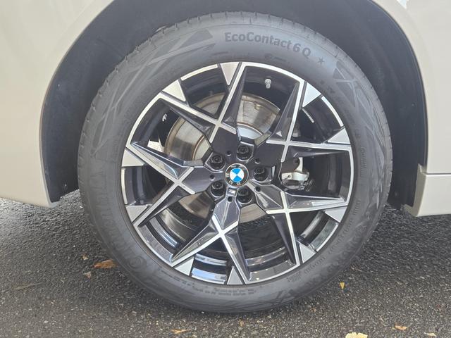 １００項目点検と純正部品交換：点検・整備は、ドイツ本社と同様の教育・訓練を受けた専門メカニックが、１００項目にも及ぶ箇所を徹底的に厳しくチェック。