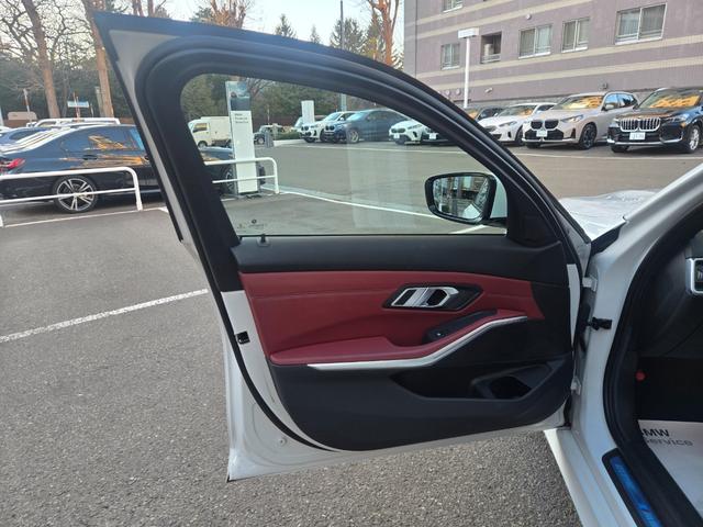 3シリーズ 320d xDrive Mスポーツ 認定中古車 ヘッドアップディスプレイ シートヒーター アンビエントライト コンフォートアクセス リアビューカメラ Bluetoothオーディオ アクティブクルーズコントロール レザーシート(3枚目)