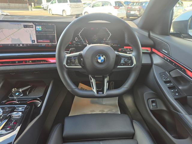 5シリーズ 523d xDriveツーリング Mスポーツ 弊社デモカー 認定中古車 サンルーフ レザー HarmanKardonサラウンド アンビエントライト ヘッドアップディスプレイ 地デジ シートヒーター トップビューカメラ アクティブクルーズ(10枚目)