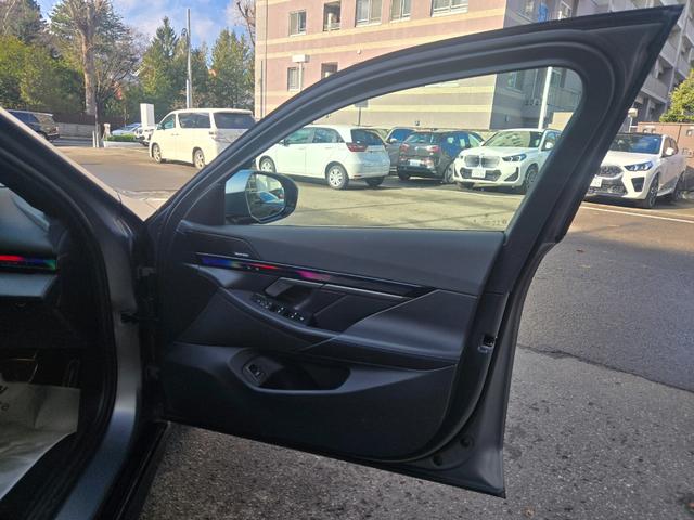 5シリーズ 523d xDriveツーリング Mスポーツ 弊社デモカー 認定中古車 サンルーフ レザー HarmanKardonサラウンド アンビエントライト ヘッドアップディスプレイ 地デジ シートヒーター トップビューカメラ アクティブクルーズ(14枚目)