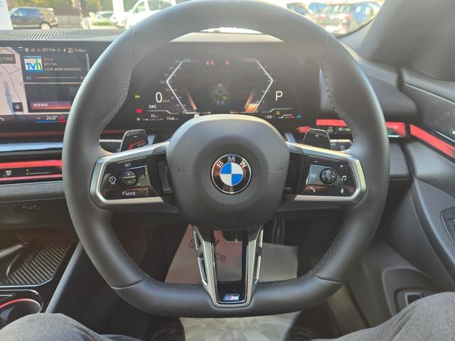 5シリーズ 523d xDriveツーリング Mスポーツ 弊社デモカー 認定中古車 サンルーフ レザー HarmanKardonサラウンド アンビエントライト ヘッドアップディスプレイ 地デジ シートヒーター トップビューカメラ アクティブクルーズ(24枚目)