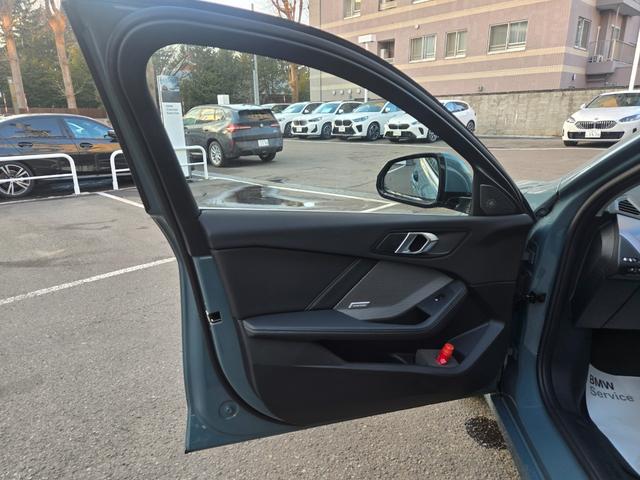 1シリーズ 120 認定中古車 弊社デモカー 電動テールゲート HarmanKardonサラウンド レザー ヘッドアップディスプレイ アンビエントライト トップビューカメラ 車線逸脱警告 Bluetoothオーディオ(3枚目)