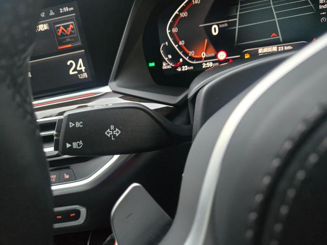 Ｘ５ ｘＤｒｉｖｅ　３５ｄ　認定中古車　サンルーフ　７人乗り　前後シートヒーター　保温保冷カップホルダ　アクティブクルーズコントロール　ヘッドアップディスプレイ　アンビエントライト　レザーシート　地デジ　トップビューカメラ（8枚目）