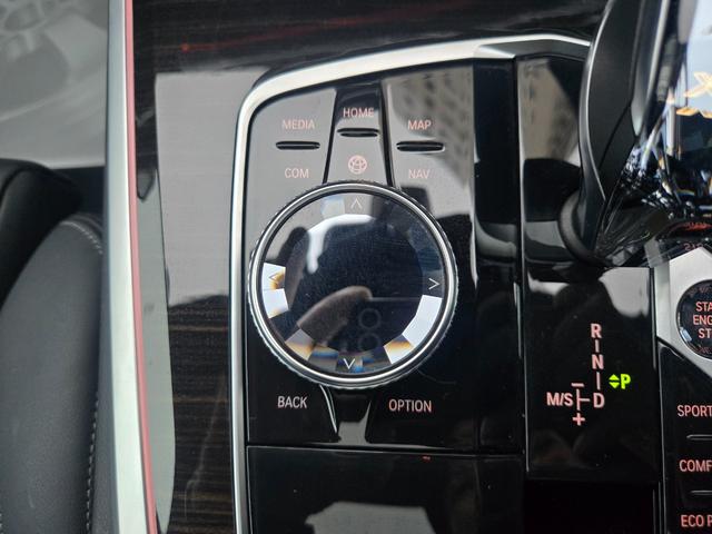 Ｘ５ ｘＤｒｉｖｅ　３５ｄ　認定中古車　サンルーフ　７人乗り　前後シートヒーター　保温保冷カップホルダ　アクティブクルーズコントロール　ヘッドアップディスプレイ　アンビエントライト　レザーシート　地デジ　トップビューカメラ（12枚目）