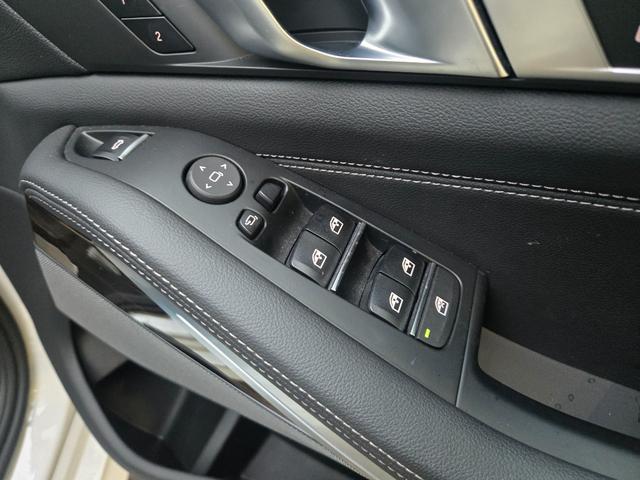 Ｘ５ ｘＤｒｉｖｅ　３５ｄ　認定中古車　サンルーフ　７人乗り　前後シートヒーター　保温保冷カップホルダ　アクティブクルーズコントロール　ヘッドアップディスプレイ　アンビエントライト　レザーシート　地デジ　トップビューカメラ（13枚目）