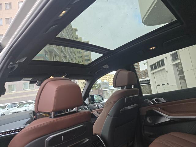 Ｘ７ Ｍ６０ｉ　ｘＤｒｉｖｅ　認定中古車　７人乗り　サンルーフ　ソフトクローズドア　保温保冷カップホルダ　マッサージシート　ヘッドアップディスプレイ　地デジ　オートホールド　トップビューカメラ　アンビエントライト（4枚目）