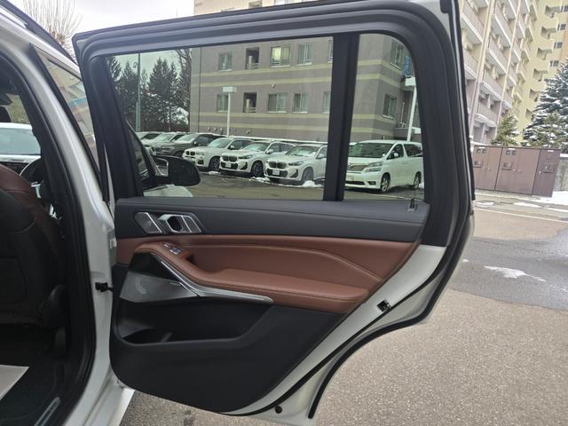 Ｘ７ Ｍ６０ｉ　ｘＤｒｉｖｅ　認定中古車　７人乗り　サンルーフ　ソフトクローズドア　保温保冷カップホルダ　マッサージシート　ヘッドアップディスプレイ　地デジ　オートホールド　トップビューカメラ　アンビエントライト（5枚目）