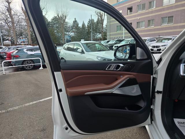 Ｘ７ Ｍ６０ｉ　ｘＤｒｉｖｅ　認定中古車　７人乗り　サンルーフ　ソフトクローズドア　保温保冷カップホルダ　マッサージシート　ヘッドアップディスプレイ　地デジ　オートホールド　トップビューカメラ　アンビエントライト（10枚目）