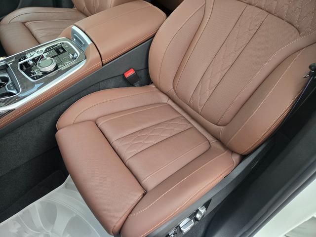 Ｘ７ Ｍ６０ｉ　ｘＤｒｉｖｅ　認定中古車　７人乗り　サンルーフ　ソフトクローズドア　保温保冷カップホルダ　マッサージシート　ヘッドアップディスプレイ　地デジ　オートホールド　トップビューカメラ　アンビエントライト（38枚目）