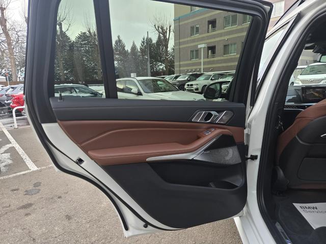 Ｘ７ Ｍ６０ｉ　ｘＤｒｉｖｅ　認定中古車　７人乗り　サンルーフ　ソフトクローズドア　保温保冷カップホルダ　マッサージシート　ヘッドアップディスプレイ　地デジ　オートホールド　トップビューカメラ　アンビエントライト（62枚目）