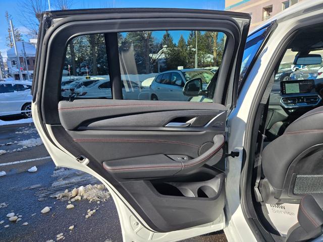 �P�O�O���ړ_���Ə������i�����F�_���E�����́A�h�C�c�{�ЂƓ��l�̋���E�P�����󂯂���僁�J�j�b�N���A�P�O�O���ڂɂ��y�ԉӏ���O��I�Ɍ������`�F�b�N�B