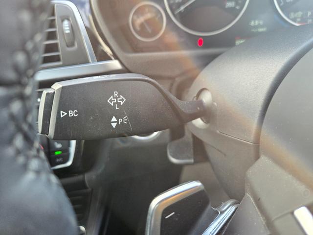 ３シリーズ ３２０ｉ　ｘＤｒｉｖｅ　Ｍスポーツ　認定中古車　シートヒーター　電動シート　ＥＴＣ内蔵ルームミラー　アイドリングストップ　リアビューカメラ　オートライト　オートワイパー　クルーズコントロール　ＬＥＤヘッドライト（5枚目）