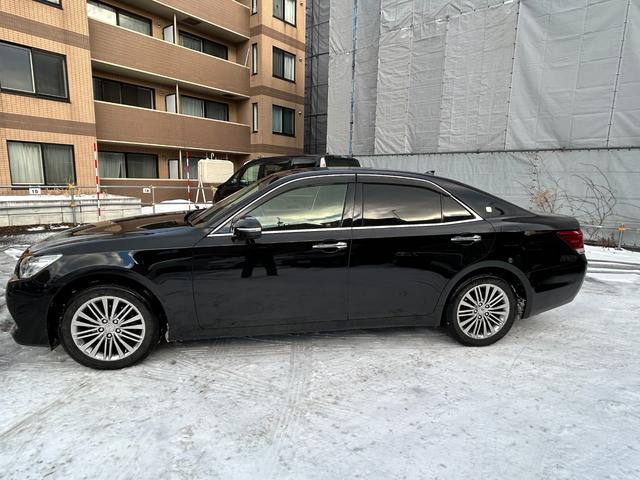 クラウン ロイヤルｉ－Ｆｏｕｒ　ナビバックモニターフルセグＴＶ　エンジンスターター　クルーズコントロール　夏冬タイヤ付き（6枚目）