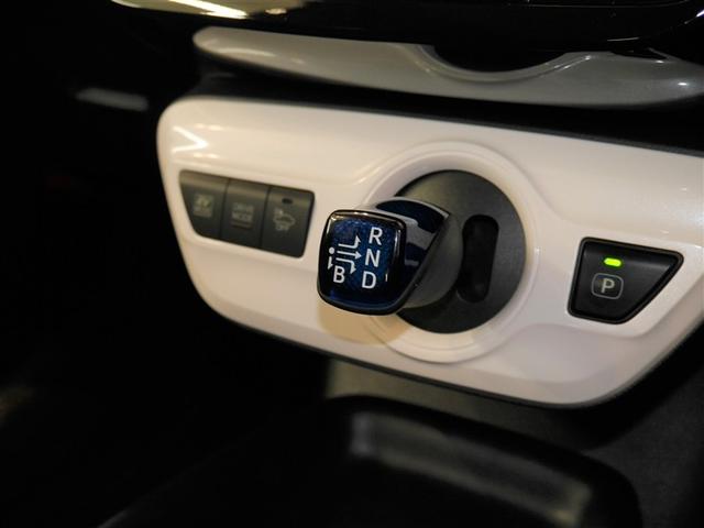 プリウス Sセーフティプラス 横滑り防止装置 エアバッグ ナビTV フルタイム4WD ABS キーレスエントリー オートエアコン クルコン 盗難防止装置 スマ-トキ- 寒冷地仕様 ミュージックプレイヤー接続可 ワンセグ(6枚目)