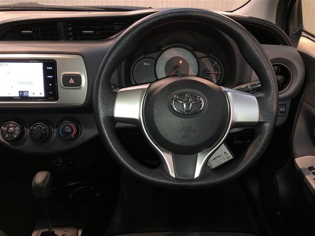 ヴィッツ Ｆ　アルミ　ＰＷ　ＥＳＣ　ＰＳ　キーレスエントリー　切替式４ＷＤ　ＤＶＤ　フルセグテレビ　ＡＢＳ　エアコン　寒冷地　Ｗエアバッグ　メモリーナビゲーション　ナビＴＶ　ミュージックプレイヤー接続可　エアバッグ（13枚目）