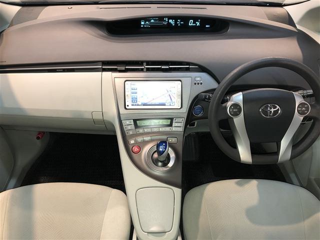 プリウス Ｓ　アイドリングストップ搭載　Ｂモニタ－　ＡＵＸ接続可　インテリキー　デュアルエアバック　エアＢ　イモビライザー　ナビＴＶ　ＡＵＴＯエアコン　横スベリ防止　アルミホイール　ＥＴＣ装備　ＡＢＳ　リモコンキー（3枚目）