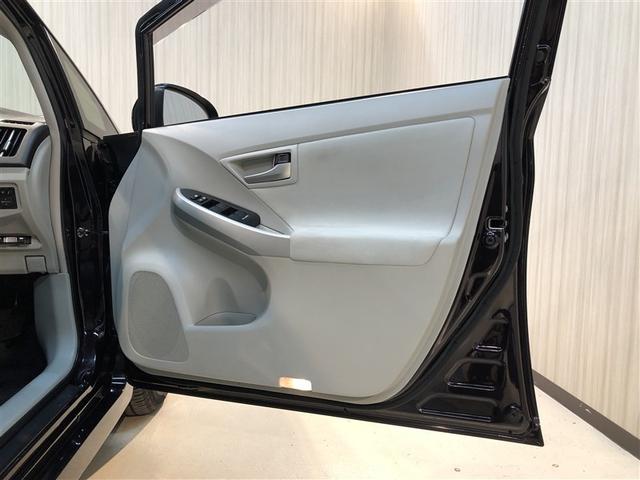 プリウス Ｓ　アイドリングストップ搭載　Ｂモニタ－　ＡＵＸ接続可　インテリキー　デュアルエアバック　エアＢ　イモビライザー　ナビＴＶ　ＡＵＴＯエアコン　横スベリ防止　アルミホイール　ＥＴＣ装備　ＡＢＳ　リモコンキー（12枚目）