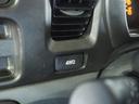 2WD/4WDの切り替えはボタンひとつで可能。路面状況に応じた駆動形式を選べます。