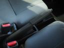 運転席と助手席の間にはパーキングブレーキレバーがあります。