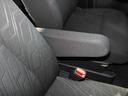 運転席にはアームレストが備わっています。