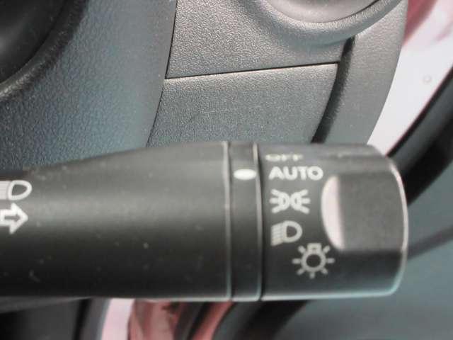 周囲が薄暗くなり始めた際に自動でヘッドライトを点灯してくれます