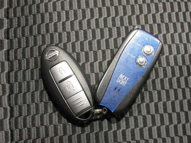 ポケットやカバンに入れたままドアの開閉ができるインテリジェントキーです。社外エンジンスターターついています！