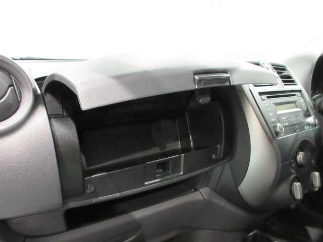 助手席側に小物が入るボックスがついています。