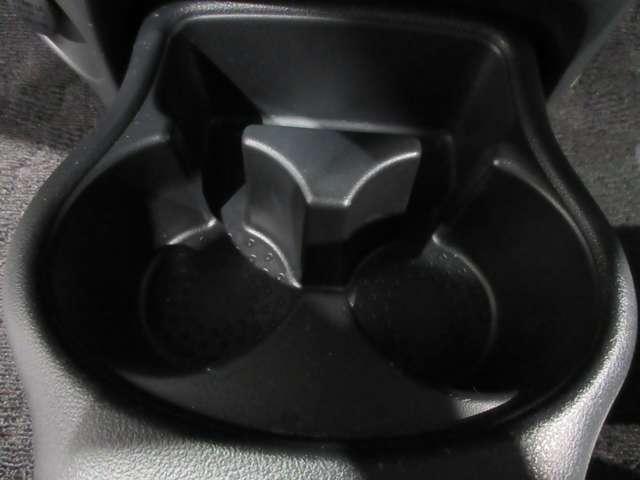 フロント中央に大型のドリンクホルダー付いています。