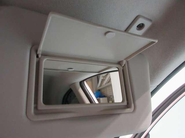 運転席側にバニティミラー付いています。ちょっとした身だしなみをチェックできます