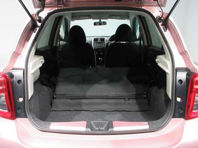 後席を倒せばさらに広々。大きな荷物も積載可能です！