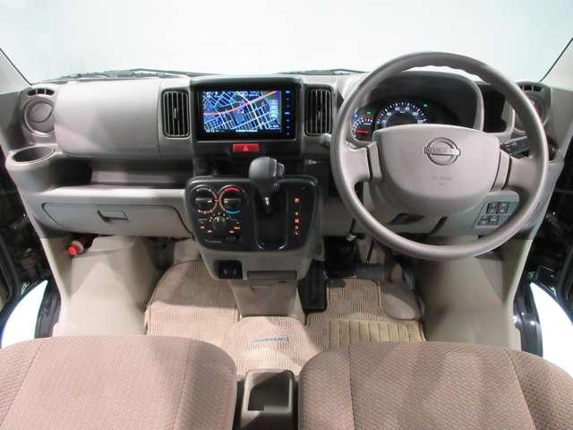 ナブゲ-ションを見やすい位置に配置して視点の移動を抑えて操作性をアップした運転席まわりです。