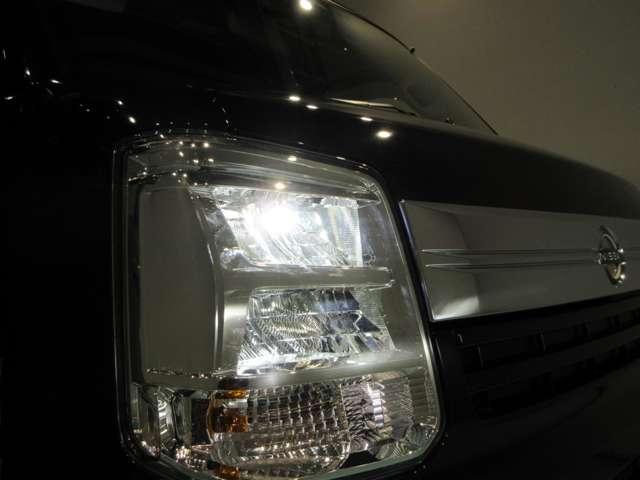 白く自然に近い明るさで視認性が高い「ＬＥＤヘッドライト」で安全、快適に。便利なオートライトシステムを装備してます。