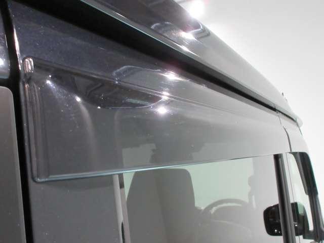 雨天時の空気換気に便利なプラスチックバイザー付いています。