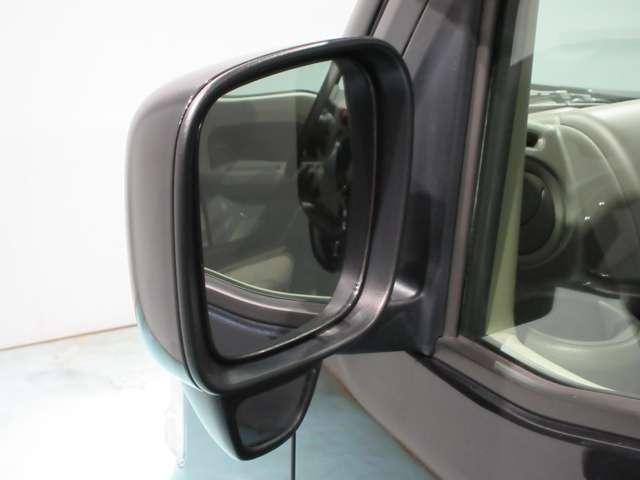 停車時およびごく低速時に車両左側下を確認することができるアンダーミラー