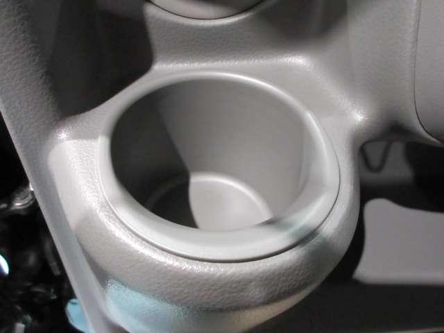 フロント左右ドリンクホルダー付いています。ちょっとした休憩に役立ちます