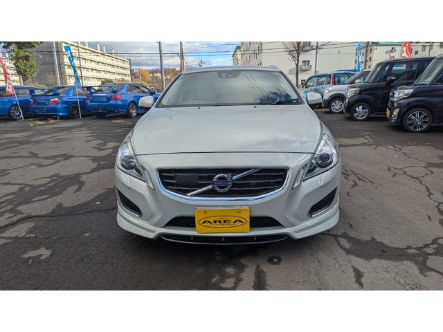 Ｖ６０ Ｔ６　ＡＷＤ　４ＷＤ　社外マフラー　キセノンライト　パワーシート　シートヒーター　ＥＴＣ　ブラインドスポットモニター　プッシュスタート　スマートキー　ポールスターパフォーマンスパッケージ　説明書・保証書付き（3枚目）