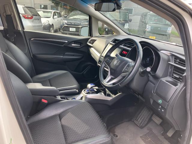 フィットハイブリッド Ｌパッケージ　４ＷＤ　純正ナビ　バックカメラ　ＬＥＤヘッドライト　プッシュスタート　スマートキー　ＥＴＣ（2枚目）