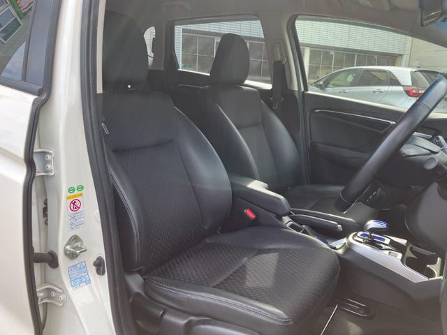 フィットハイブリッド Ｌパッケージ　４ＷＤ　純正ナビ　バックカメラ　ＬＥＤヘッドライト　プッシュスタート　スマートキー　ＥＴＣ（3枚目）