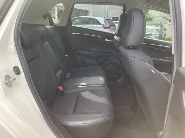 フィットハイブリッド Ｌパッケージ　４ＷＤ　純正ナビ　バックカメラ　ＬＥＤヘッドライト　プッシュスタート　スマートキー　ＥＴＣ（4枚目）