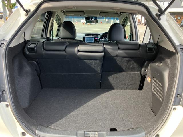 フィットハイブリッド Ｌパッケージ　４ＷＤ　純正ナビ　バックカメラ　ＬＥＤヘッドライト　プッシュスタート　スマートキー　ＥＴＣ（5枚目）