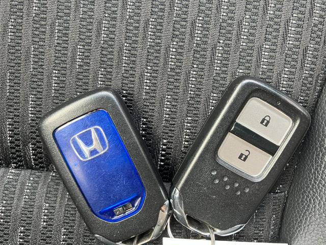 フィットハイブリッド Ｌパッケージ　４ＷＤ　純正ナビ　バックカメラ　ＬＥＤヘッドライト　プッシュスタート　スマートキー　ＥＴＣ（10枚目）