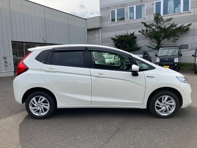 フィットハイブリッド Ｌパッケージ　４ＷＤ　純正ナビ　バックカメラ　ＬＥＤヘッドライト　プッシュスタート　スマートキー　ＥＴＣ（15枚目）