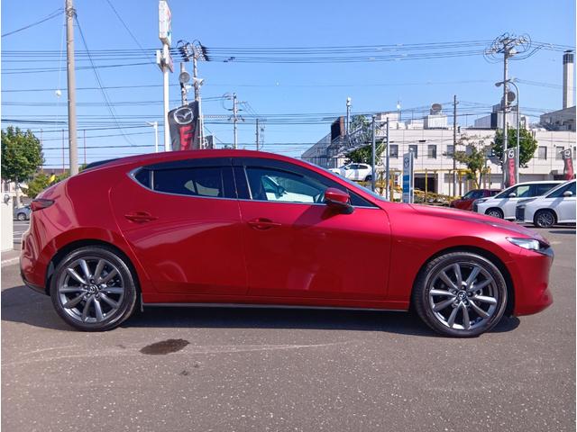 ＭＡＺＤＡ３ファストバック ２０Ｓバーガンディ　セレクション　４ＷＤ　ドライブレコーダー　ＥＴＣ　全周囲カメラ　ＴＶ　クリアランスソナー　オートクルーズコントロール　衝突被害軽減システム　アルミホイール　オートマチックハイビーム　オートライト　ＬＥＤヘッドランプ（16枚目）