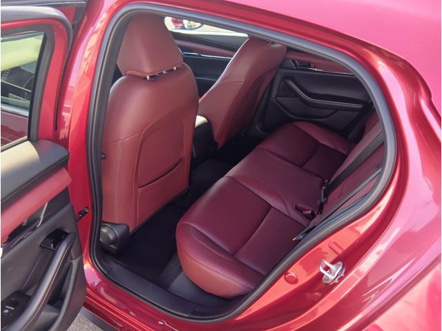 ＭＡＺＤＡ３ファストバック ２０Ｓバーガンディ　セレクション　４ＷＤ　ドライブレコーダー　ＥＴＣ　全周囲カメラ　ＴＶ　クリアランスソナー　オートクルーズコントロール　衝突被害軽減システム　アルミホイール　オートマチックハイビーム　オートライト　ＬＥＤヘッドランプ（25枚目）