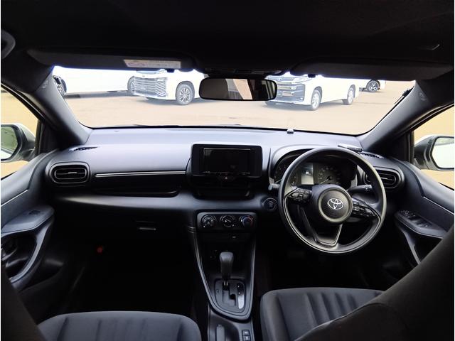 ヤリス Ｘ　４ＷＤ　ＥＴＣ　バックカメラ　ＴＶ　クリアランスソナー　オートクルーズコントロール　レーンアシスト　衝突被害軽減システム　オートマチックハイビーム　スマートキー　ＣＶＴ　盗難防止システム（2枚目）