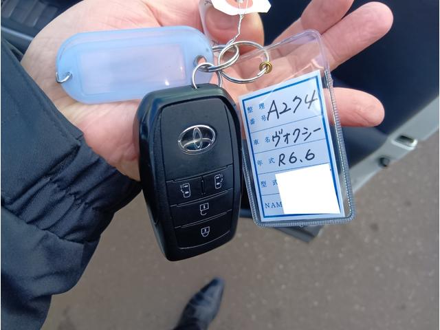 ヴォクシー S-Z 4WD ETC バックカメラ TV オートクルーズコントロール 衝突被害軽減システム 両側電動スライドドア オートマチックハイビーム オートライト LEDヘッドランプ スマートキー シートヒーター(28枚目)