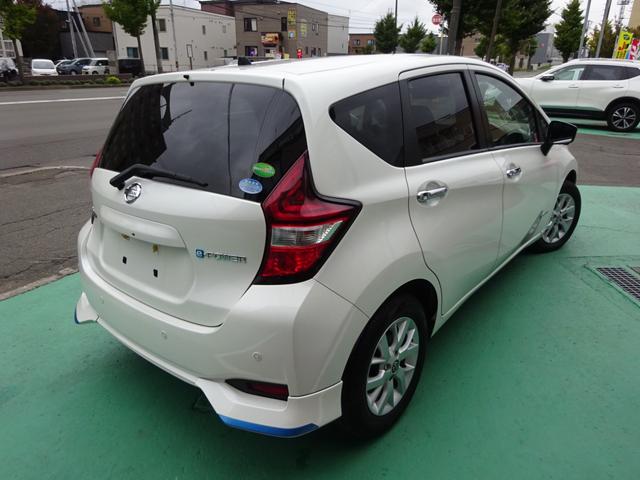 ノート ｅ－パワー　Ｘ　ＦＯＵＲ　ナビＴＶ　アラウンドビューモニター　ＬＥＤライト　エマージェンシーブレーキ　ミラーヒーター　ドライブレコーダー前後　ドアミラーウインカー　プッシュスタート　スマートキー　切替式４ＷＤ　車線逸脱警報装置（5枚目）