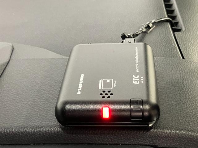 ヴォクシー Ｓ－Ｚ　４ＷＤ　ＥＴＣ　バックカメラ　純正ナビ　フルセグＴＶ　Ｂｌｕｅｔｏｏｔｈ接続　両側パワースライドドア　左右フロントシートヒーター　寒冷地仕様　衝突軽減ブレーキ（3枚目）
