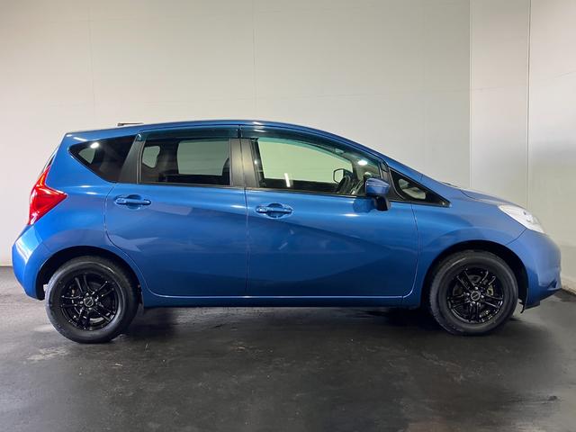 ノート Ｘ　ＦＯＵＲ　Ｖセレクション＋セーフティ　４ＷＤ　夏冬タイヤ　全方位カメラ　純正ナビ　フルセグＴＶ　Ｂｌｕｅｔｏｏｔｈ接続　寒冷地仕様　衝突軽減ブレーキ　レーンキープ　横滑り防止　ライトレベライザー　スマートキー（13枚目）